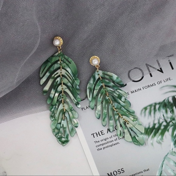 Jewelry - handmade fashion acrylic green leaves earrings